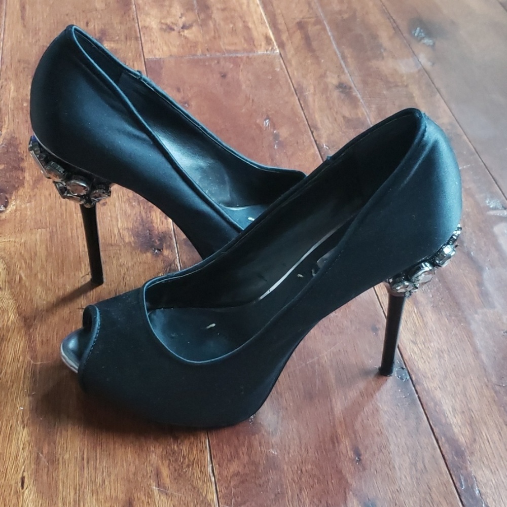 BCBG Max Azria blk satin peep toes